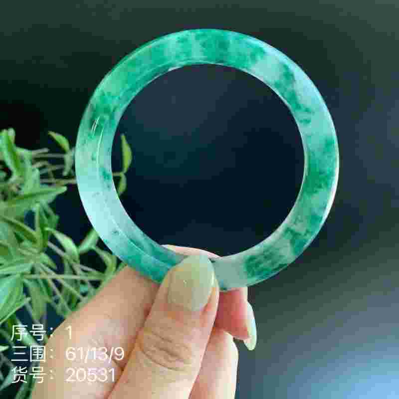 翡翠和独龙玉哪个对身体好,翡翠和独龙玉哪个对身体好点-第2张图片-翡翠网