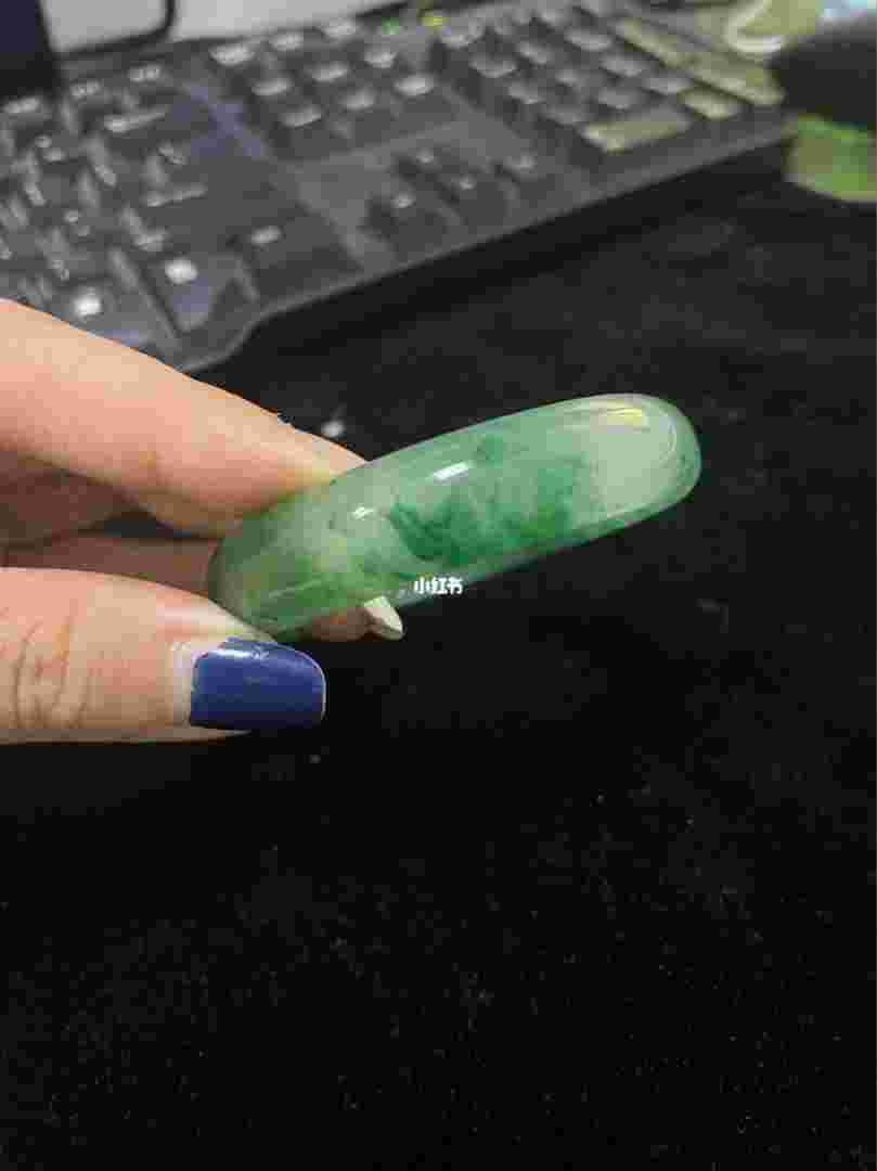 独龙玉戴着时间长为什么会出现金属点,独龙玉里面飘的是什么?-第1张图片-翡翠网 独龙玉戴着时间长为什么会出现金属点,独龙玉里面飘的是什么?-第1张图片-翡翠网