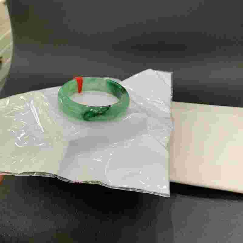 独龙玉高冰飘花手镯多少钱的简单介绍-第1张图片-翡翠网 独龙玉高冰飘花手镯多少钱的简单介绍-第1张图片-翡翠网