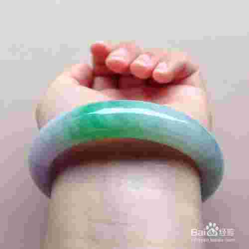 翡翠手镯上色颜色深好还是浅好看,翡翠手镯上色颜色深好还是浅好-第1张图片-翡翠网