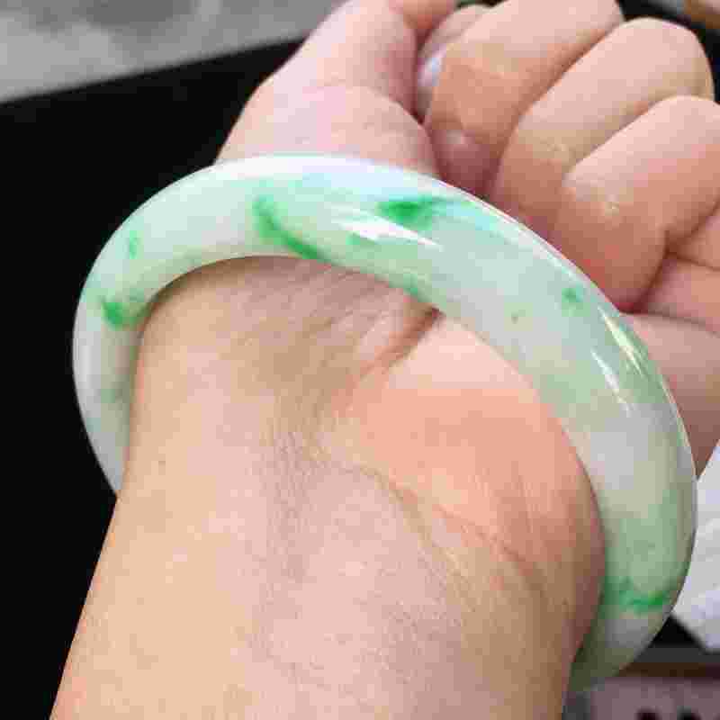 翡翠手镯种水等级划分及价格,翡翠手镯种水等级划分-第1张图片-翡翠网 翡翠手镯种水等级划分及价格,翡翠手镯种水等级划分-第1张图片-翡翠网