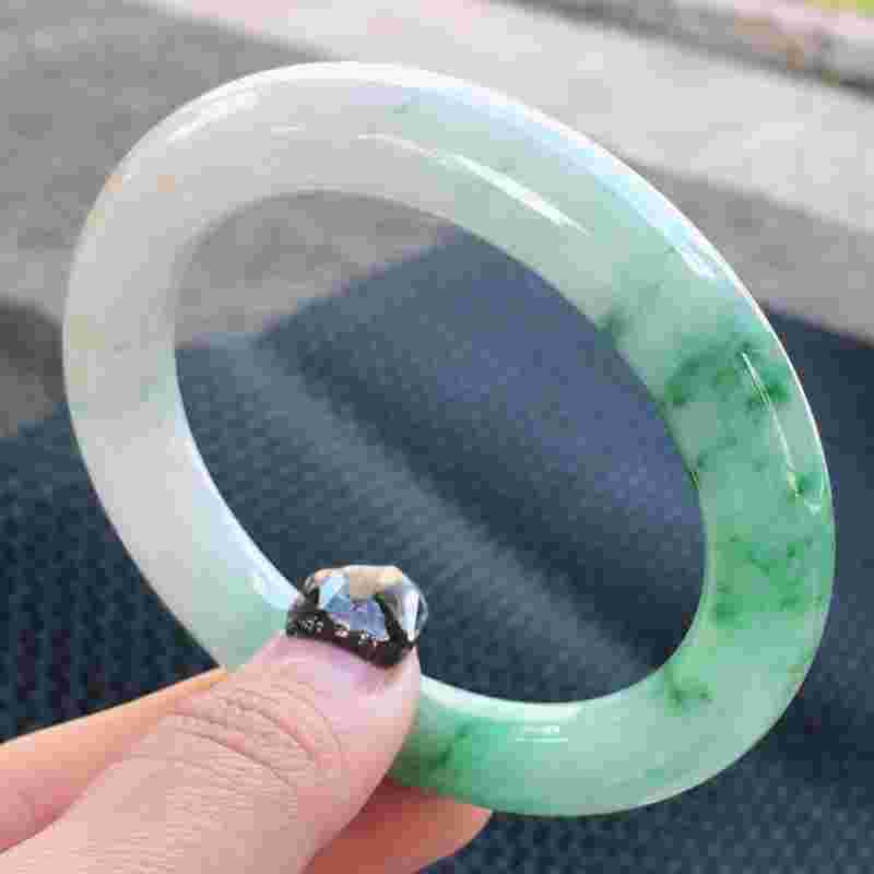 翡翠手镯种水等级划分及价格,翡翠手镯种水等级划分-第2张图片-翡翠网 翡翠手镯种水等级划分及价格,翡翠手镯种水等级划分-第2张图片-翡翠网