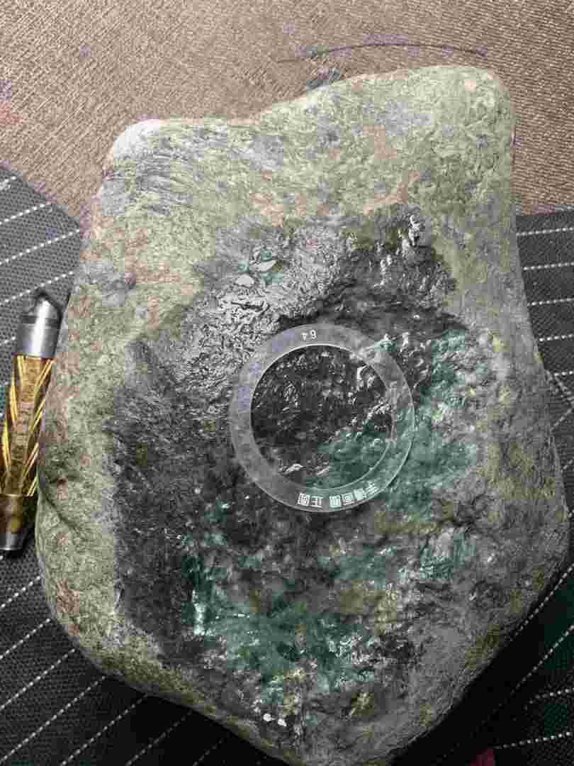 会卡翡翠原石价格会卡翡翠原石种老区分-第1张图片-翡翠网 会卡翡翠原石价格会卡翡翠原石种老区分-第1张图片-翡翠网