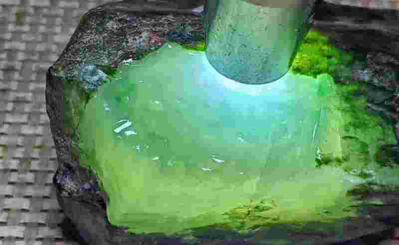 会卡翡翠原石价格会卡翡翠原石种老区分-第2张图片-翡翠网 会卡翡翠原石价格会卡翡翠原石种老区分-第2张图片-翡翠网