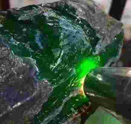 如何鉴定翡翠原石真假识别,如何鉴定翡翠原石的真假-第1张图片-翡翠网 如何鉴定翡翠原石真假识别,如何鉴定翡翠原石的真假-第1张图片-翡翠网