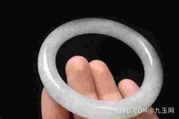 翡翠手镯怎么分辨真假,翡翠手镯怎么分辨真假视频-第1张图片-翡翠网 翡翠手镯怎么分辨真假,翡翠手镯怎么分辨真假视频-第1张图片-翡翠网