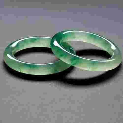 翡翠手镯摸着有些涩是怎么回事翡翠手镯摸起来发涩是假的吗-第1张图片-翡翠网