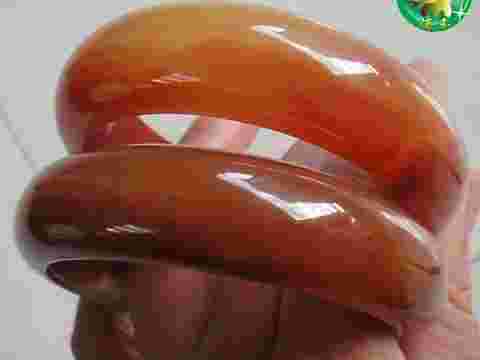 独龙玉戴着时间长为什么会出现金属点独龙玉里面有很多黑点是什么-第2张图片-翡翠网