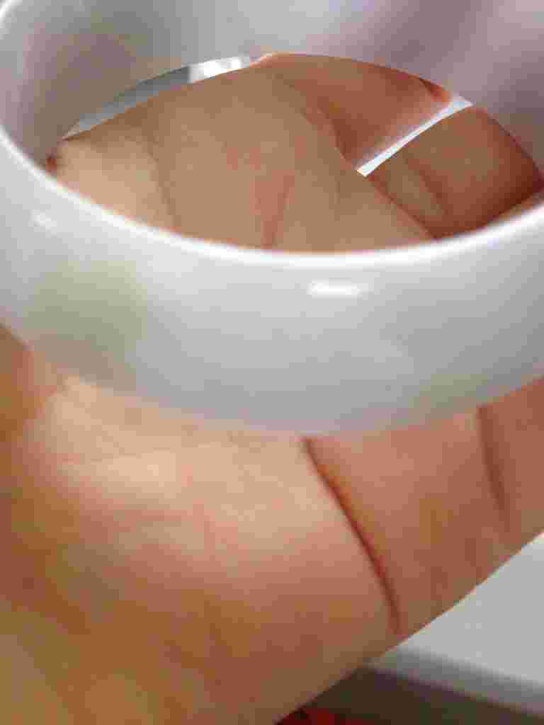 翡翠手镯带上有黑点,翡翠手镯带上有黑点怎么回事-第1张图片-翡翠网