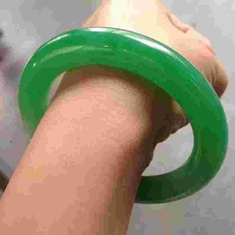 翡翠手镯应该带哪只手比较好,翡翠手镯应该带哪只手-第1张图片-翡翠网