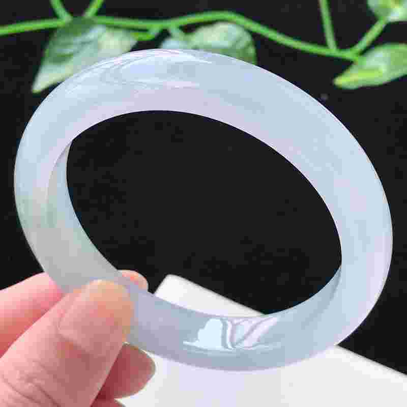 翡翠正圈手镯和圆条哪个好看翡翠手镯圆条和正圈哪种戴着好看-第1张图片-翡翠网