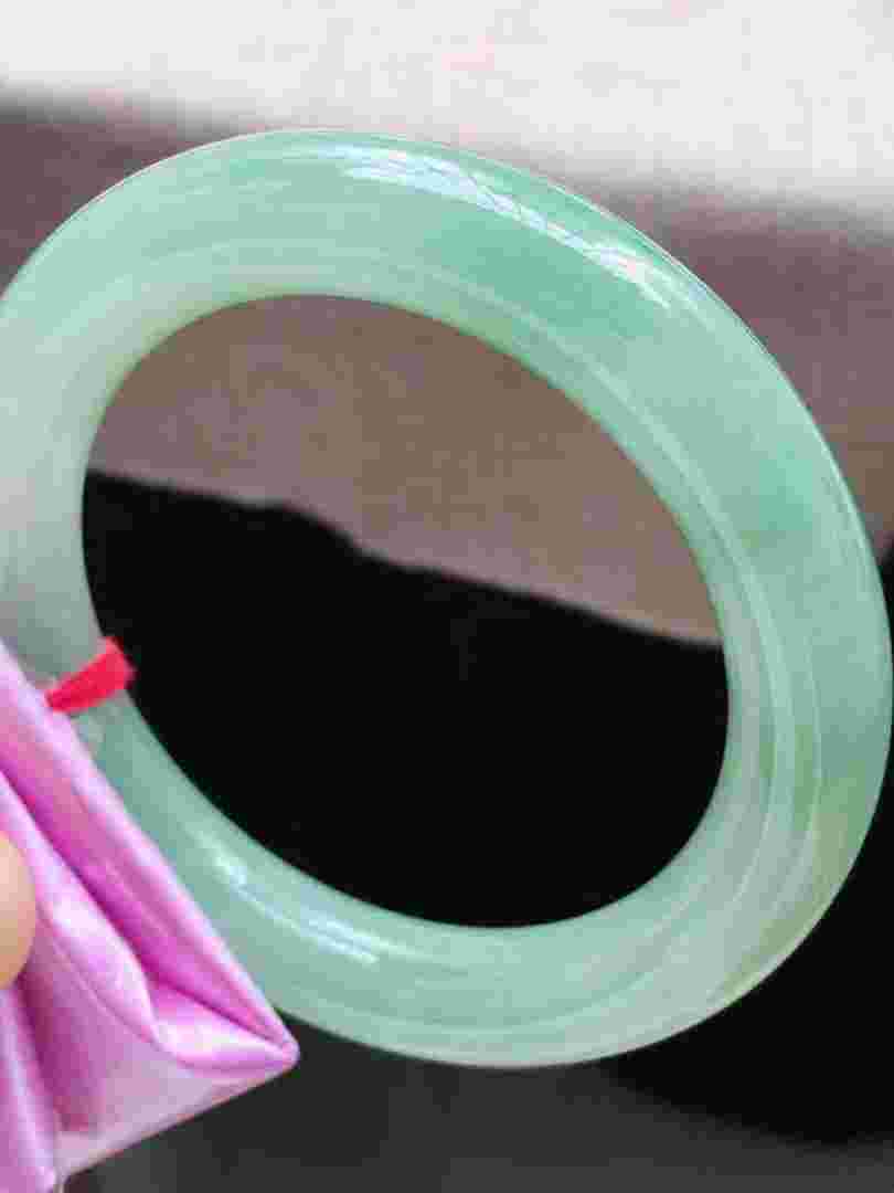 翡翠正圈手镯和圆条哪个好看翡翠手镯圆条和正圈哪种戴着好看-第2张图片-翡翠网