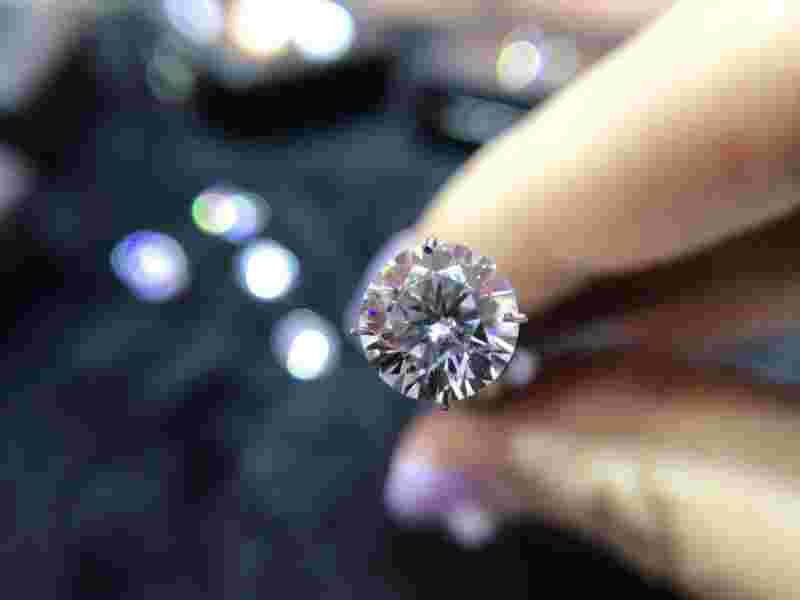 莫桑钻和钻石在灯光下比较亮吗莫桑钻和钻石在灯光下比较-第1张图片-翡翠网 莫桑钻和钻石在灯光下比较亮吗莫桑钻和钻石在灯光下比较-第1张图片-翡翠网