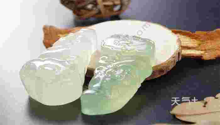 翡翠和玉的区别在哪里,怎么看翡翠真假最简单的方法-第1张图片-翡翠网 翡翠和玉的区别在哪里,怎么看翡翠真假最简单的方法-第1张图片-翡翠网