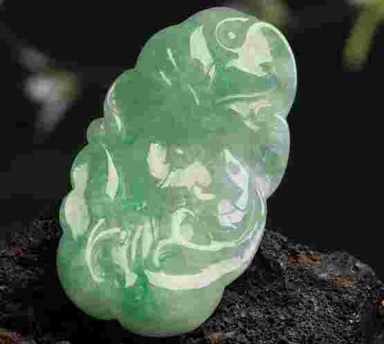 翡翠和玉的区别在哪里,怎么看翡翠真假最简单的方法-第2张图片-翡翠网 翡翠和玉的区别在哪里,怎么看翡翠真假最简单的方法-第2张图片-翡翠网