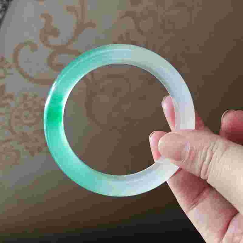 独龙玉与翡翠的价值一样吗独龙玉与翡翠的价值-第1张图片-翡翠网