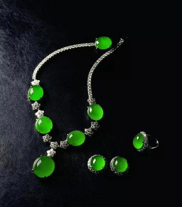 独龙玉对身体有什么好处,独龙玉对人体有害处吗-第2张图片-翡翠网 独龙玉对身体有什么好处,独龙玉对人体有害处吗-第2张图片-翡翠网