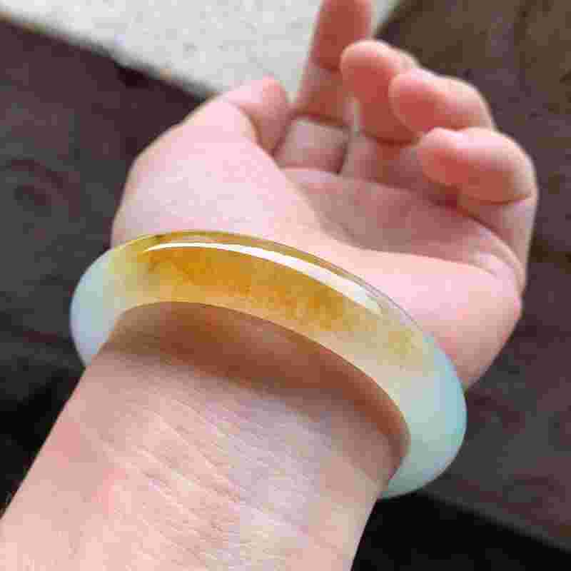 翡翠手镯黄冰种冰黄翡翠手镯的寓意-第2张图片-翡翠网 翡翠手镯黄冰种冰黄翡翠手镯的寓意-第2张图片-翡翠网