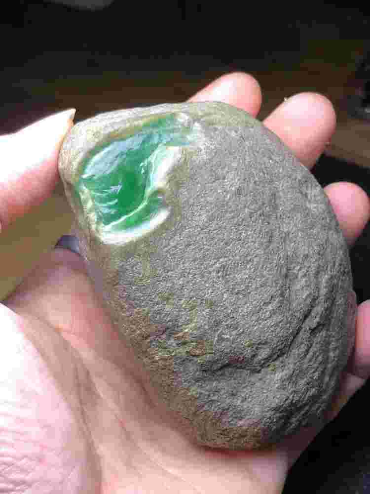 翡翠知识会卡敞口都有哪些翡翠原石会卡场口料子的特征-第1张图片-翡翠网 翡翠知识会卡敞口都有哪些翡翠原石会卡场口料子的特征-第1张图片-翡翠网