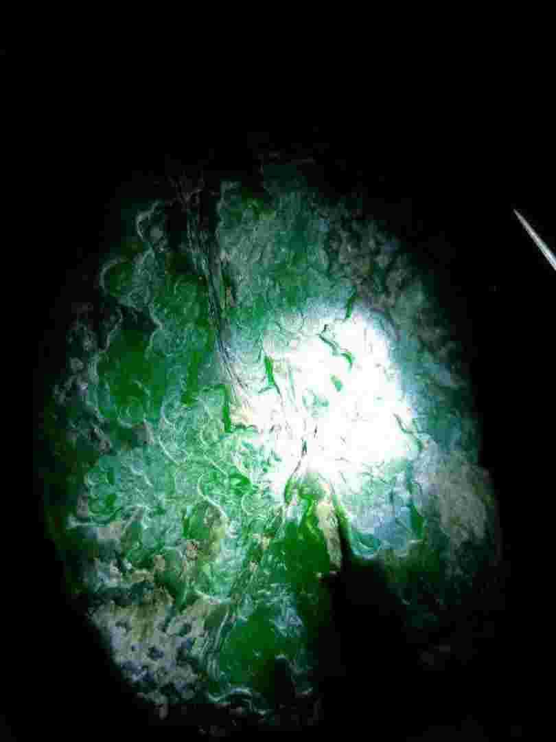 玻璃种帝王绿翡翠原石价格玻璃种翡翠帝王绿原石什么价-第2张图片-翡翠网