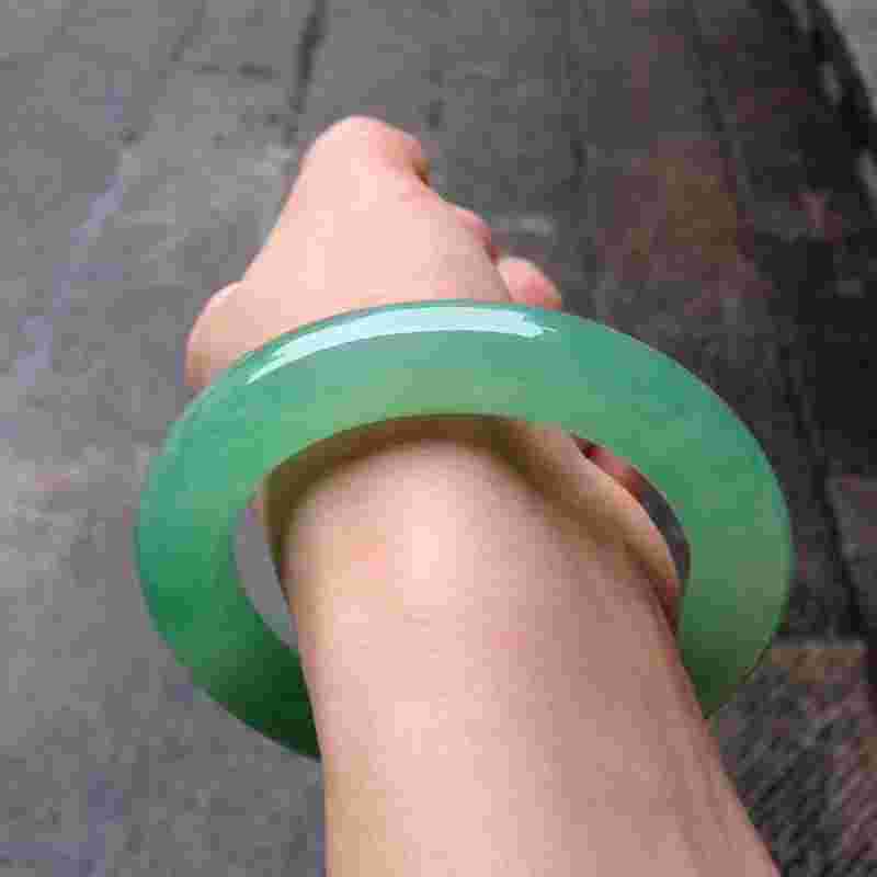 翡翠手镯的戴法与注意事项图解,翡翠手镯的戴法与注意事项-第1张图片-翡翠网