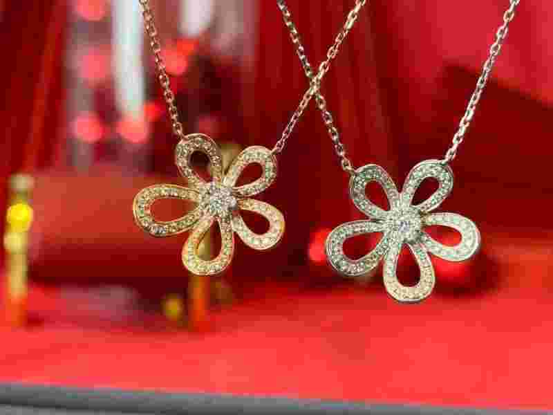 买钻石项链哪个牌子好点买钻石项链哪个牌子好-第1张图片-翡翠网 买钻石项链哪个牌子好点买钻石项链哪个牌子好-第1张图片-翡翠网