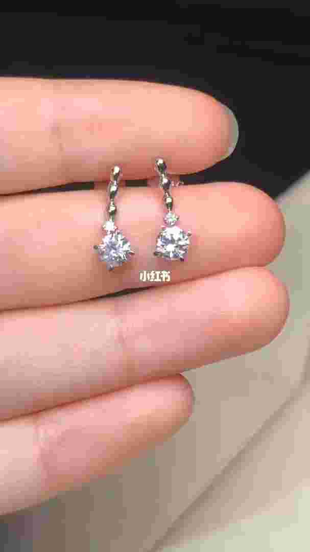 0·5克拉的钻石耳钉价格一克拉钻石耳钉能卖-第2张图片-翡翠网 0·5克拉的钻石耳钉价格一克拉钻石耳钉能卖-第2张图片-翡翠网