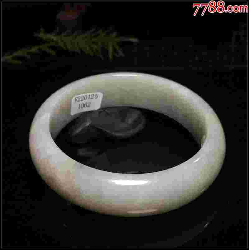 翡翠手镯买大不买小吗大尺寸翡翠手镯a货-第1张图片-翡翠网 翡翠手镯买大不买小吗大尺寸翡翠手镯a货-第1张图片-翡翠网