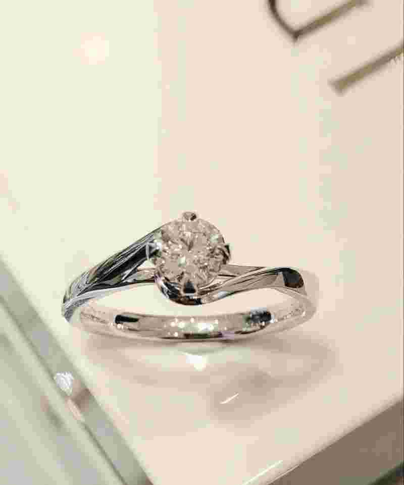 最好的钻石戒指是什么牌子哪个品牌的钻石戒指性价比高-第2张图片-翡翠网 最好的钻石戒指是什么牌子哪个品牌的钻石戒指性价比高-第2张图片-翡翠网