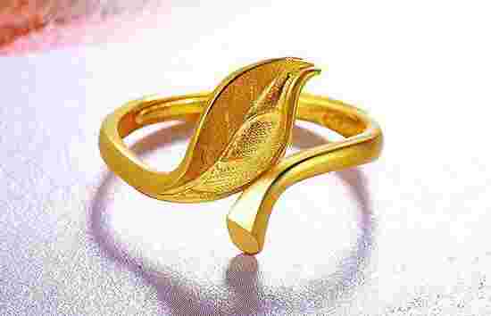 关于老凤祥女士黄金戒指图片及价格的信息-第1张图片-翡翠网