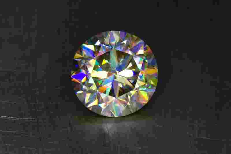 钻石只有在灯光下才闪吗,钻石只有在灯光下才闪吗为什么-第1张图片-翡翠网 钻石只有在灯光下才闪吗,钻石只有在灯光下才闪吗为什么-第1张图片-翡翠网