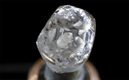 De Beers 公布一颗0.329ct “钻中钻” 命名为Beating Heart-第1张图片-翡翠网 De Beers 公布一颗0.329ct “钻中钻” 命名为Beating Heart-第1张图片-翡翠网