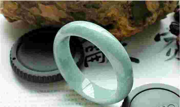 翡翠镯子有矿点,翡翠手镯矿缺-第2张图片-翡翠网 翡翠镯子有矿点,翡翠手镯矿缺-第2张图片-翡翠网