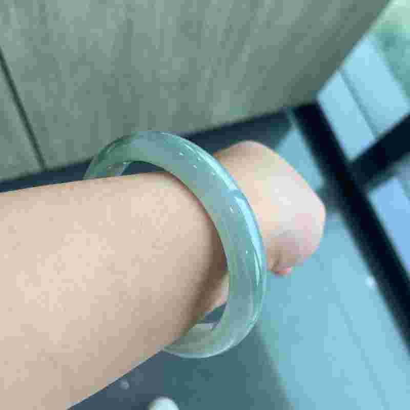 翡翠手镯泥鳅背可以改正装吗,翡翠手镯泥鳅背是什么样子的条形-第1张图片-翡翠网 翡翠手镯泥鳅背可以改正装吗,翡翠手镯泥鳅背是什么样子的条形-第1张图片-翡翠网