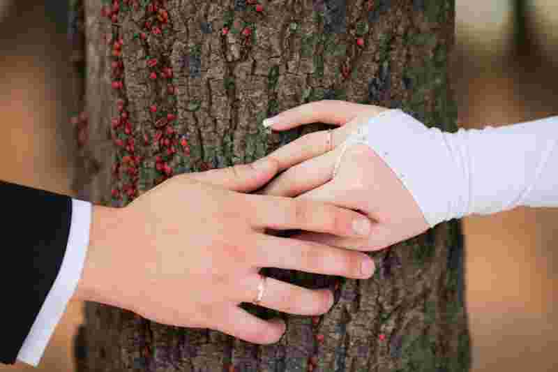 男生订婚戒指戴哪个手指,情侣戒指男女戴哪个手-第2张图片-翡翠网