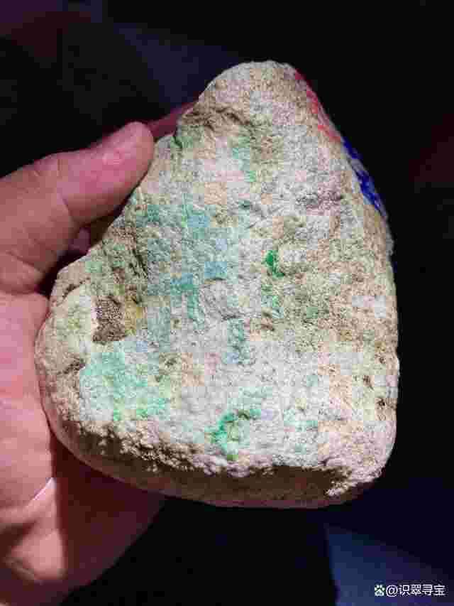 翡翠原石怎么辨别优劣翡翠原石怎么挑选?-第2张图片-翡翠网 翡翠原石怎么辨别优劣翡翠原石怎么挑选?-第2张图片-翡翠网