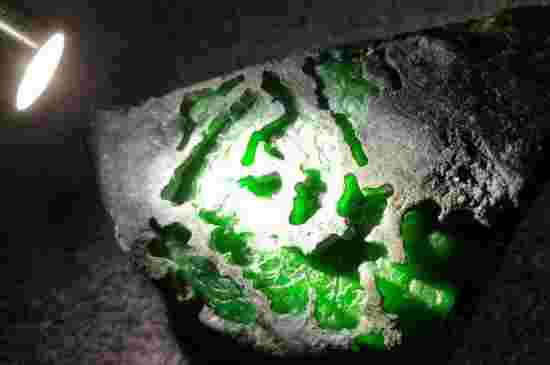 翡翠原石生长在哪里翡翠原石长在哪里-第2张图片-翡翠网