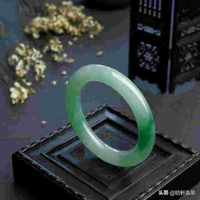 亿元翡翠手镯图片欣赏,3亿元翡翠手镯图-第2张图片-翡翠网 亿元翡翠手镯图片欣赏,3亿元翡翠手镯图-第2张图片-翡翠网