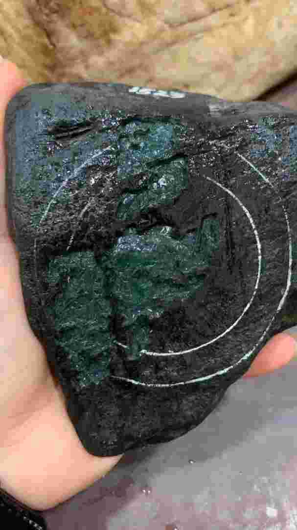 黑皮翡翠原石价格,黑皮壳翡翠原石切开图-第1张图片-翡翠网