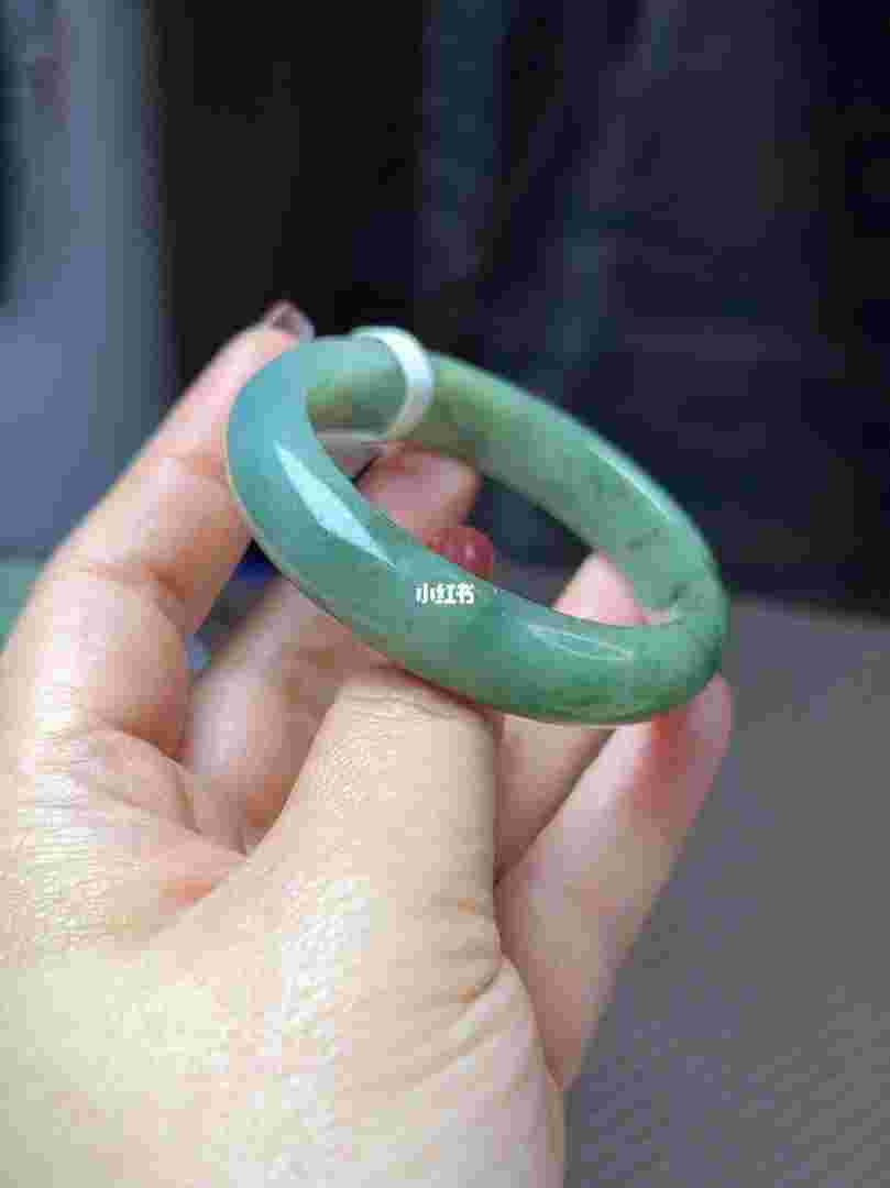 油青翡翠手镯值不值得买,油青翡翠手镯适合什么年龄-第1张图片-翡翠网 油青翡翠手镯值不值得买,油青翡翠手镯适合什么年龄-第1张图片-翡翠网