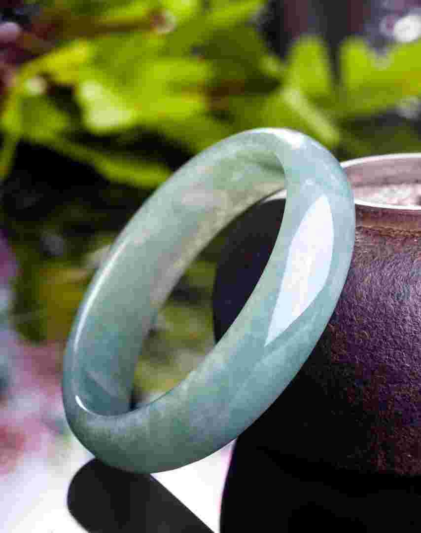 油青翡翠手镯值不值得买,油青翡翠手镯适合什么年龄-第2张图片-翡翠网 油青翡翠手镯值不值得买,油青翡翠手镯适合什么年龄-第2张图片-翡翠网