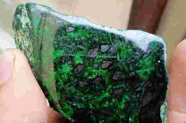 翡翠原石怎么辨别棉的多少,怎么判断翡翠原石质地的好坏-第2张图片-翡翠网