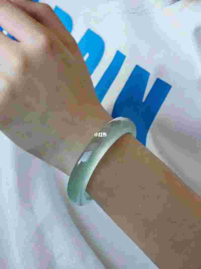 新买的翡翠手镯怎么戴好,新买的翡翠手镯怎么戴-第1张图片-翡翠网