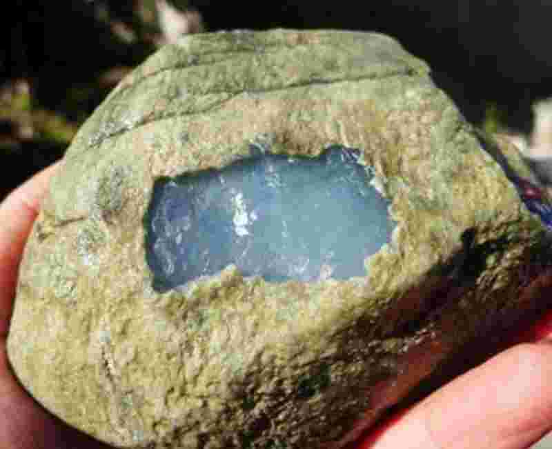 冰种翡翠原石价格图片欣赏冰种翡翠原石价格-第1张图片-翡翠网