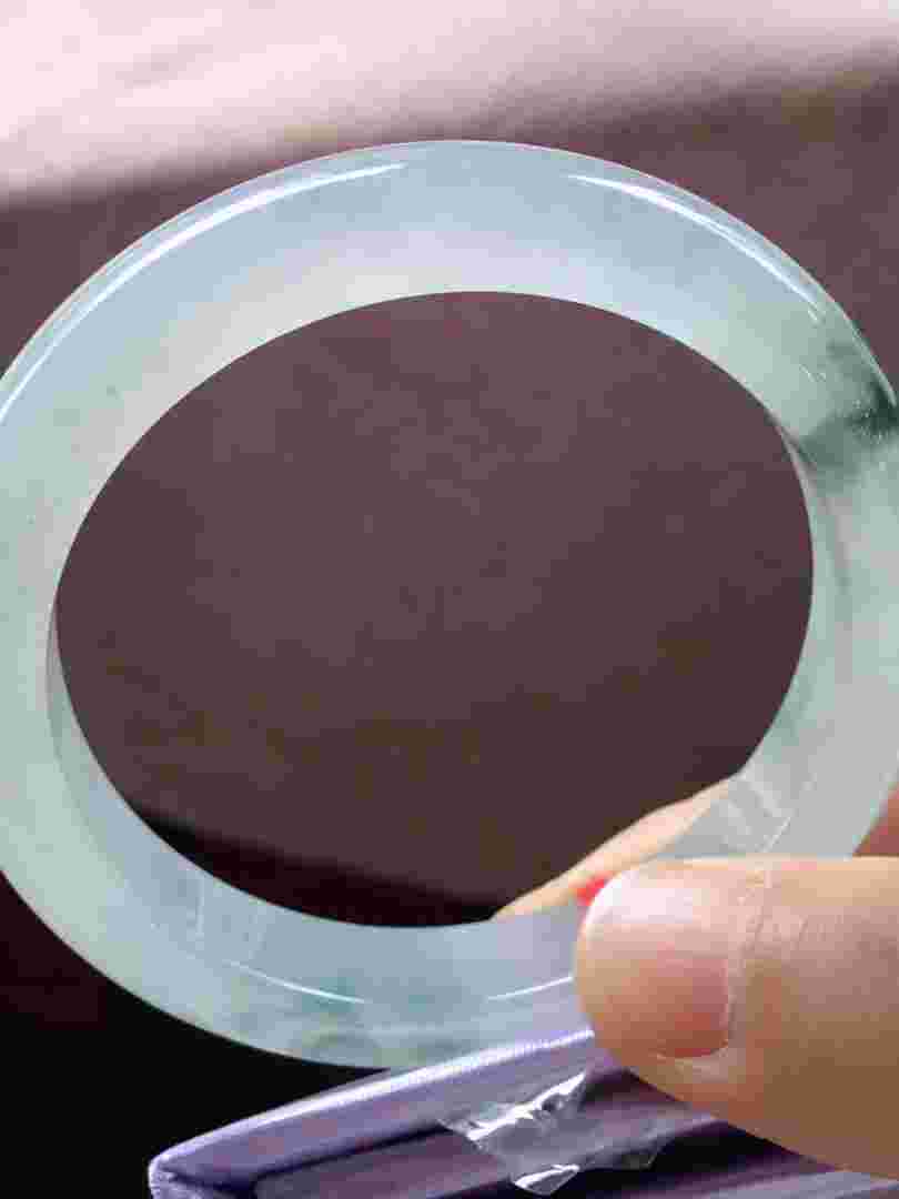 怎么挑选种老的翡翠手镯,翡翠手镯怎样区分种老种嫩-第1张图片-翡翠网 怎么挑选种老的翡翠手镯,翡翠手镯怎样区分种老种嫩-第1张图片-翡翠网