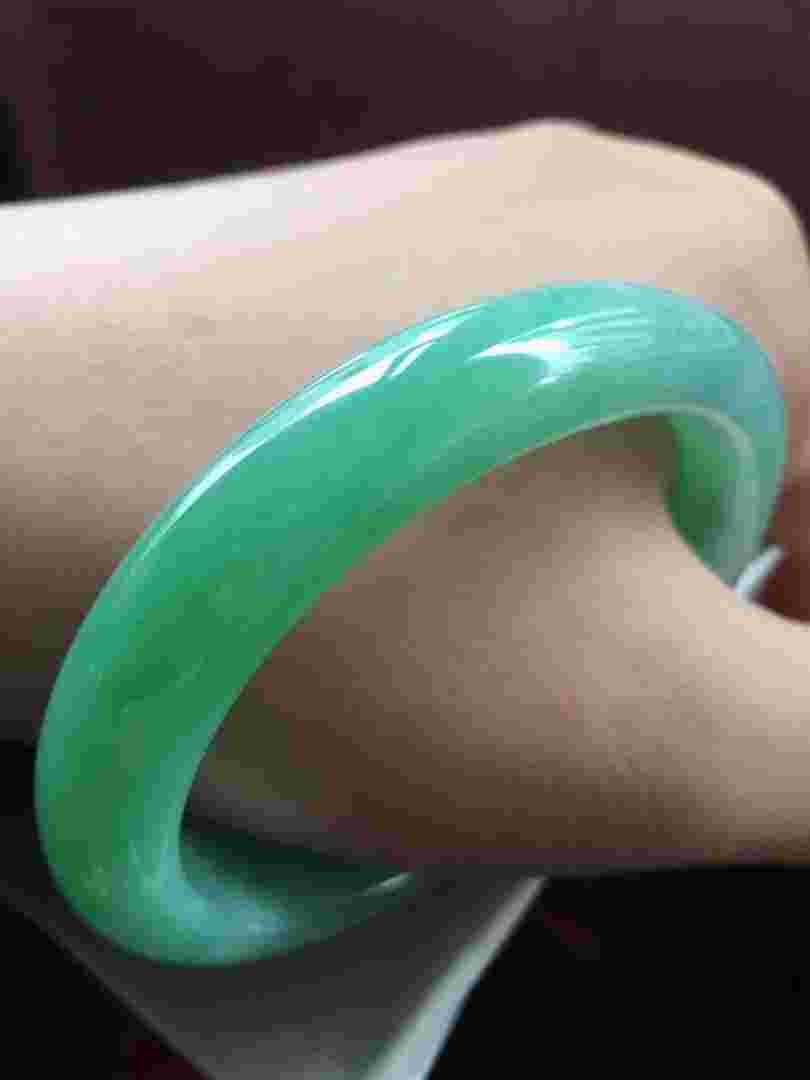 怎么挑选种老的翡翠手镯,翡翠手镯怎样区分种老种嫩-第2张图片-翡翠网 怎么挑选种老的翡翠手镯,翡翠手镯怎样区分种老种嫩-第2张图片-翡翠网