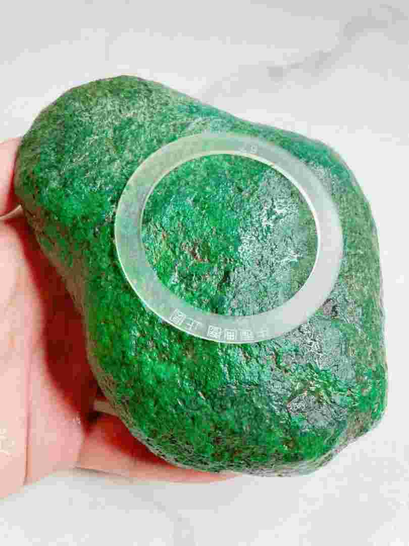 缅甸翡翠原石值钱吗,缅甸翡翠原石值钱吗现在-第2张图片-翡翠网 缅甸翡翠原石值钱吗,缅甸翡翠原石值钱吗现在-第2张图片-翡翠网