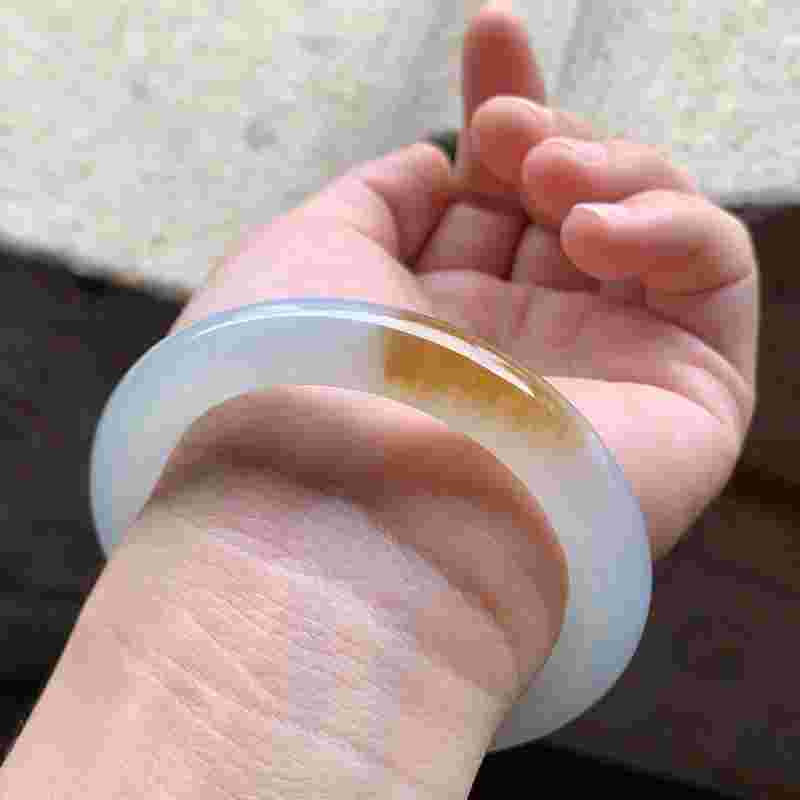 翡翠手镯带美女
由浅到深,翡翠手镯带美女
由浅到深的好吗-第2张图片-翡翠网