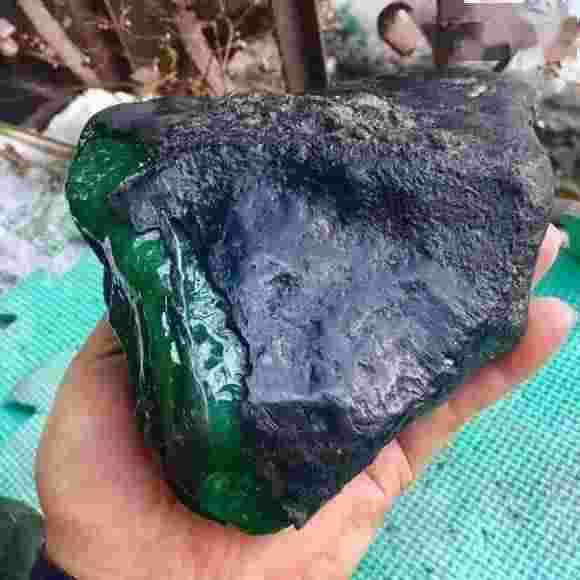 如何选翡翠原石色料如何选翡翠原石-第2张图片-翡翠网 如何选翡翠原石色料如何选翡翠原石-第2张图片-翡翠网