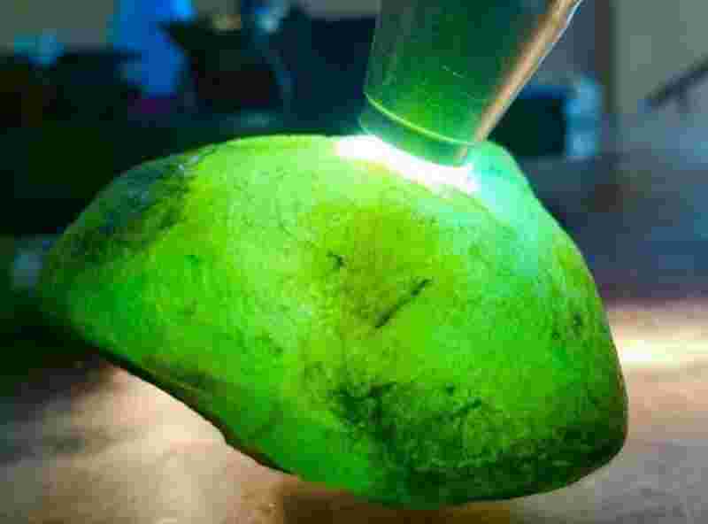 翡翠原石价格多少钱一公斤,翡翠原石价格多少钱-第1张图片-翡翠网 翡翠原石价格多少钱一公斤,翡翠原石价格多少钱-第1张图片-翡翠网